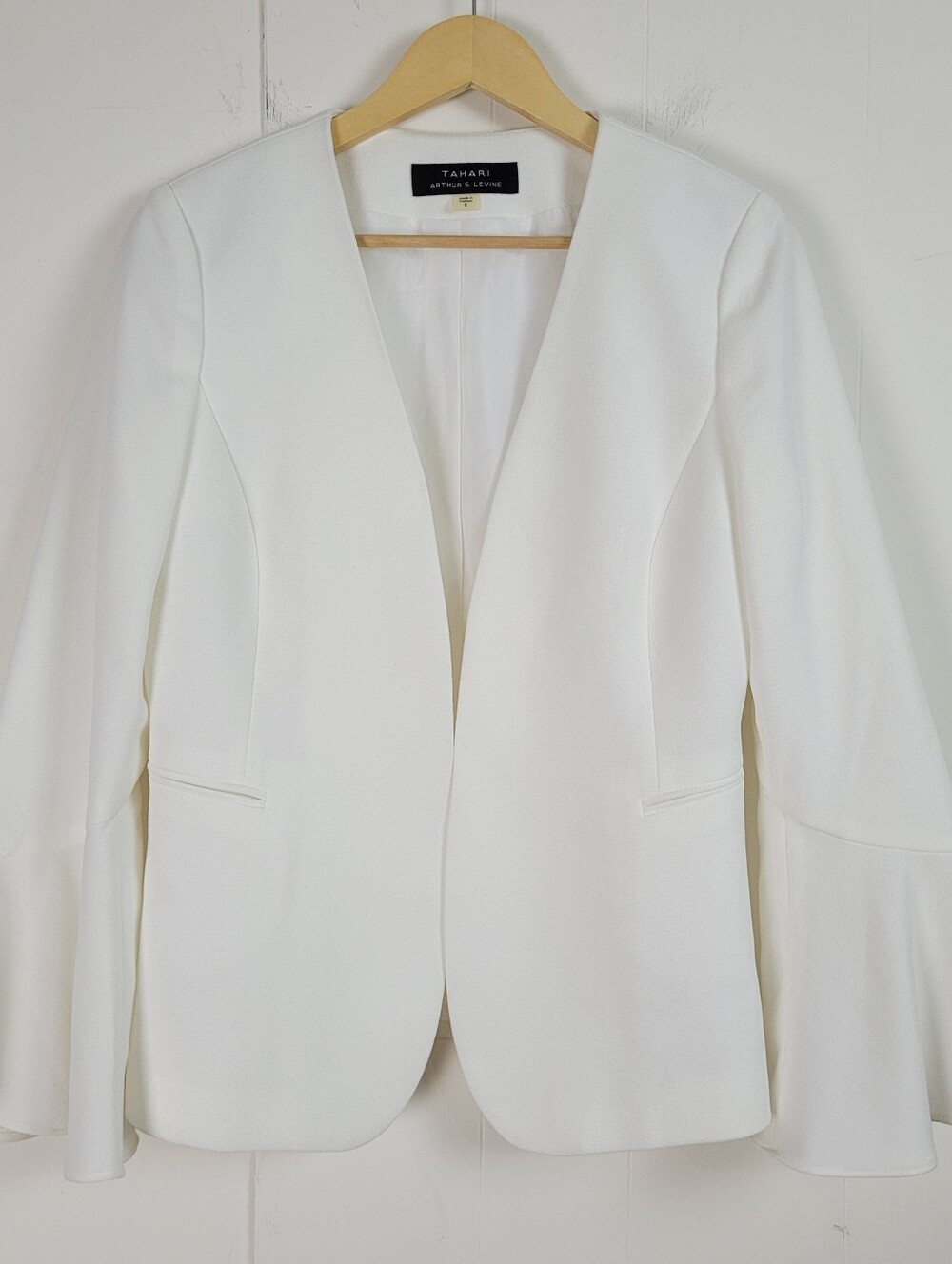 Tahari Arthur S. Levine Size 6 White Bell Sleeve Open Front Blazer